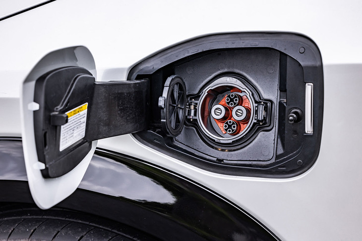 ボディーの左フロントフェンダーに急速充電用ポート（写真）が、右フロントフェンダーに普通充電用ポートが備わっている。