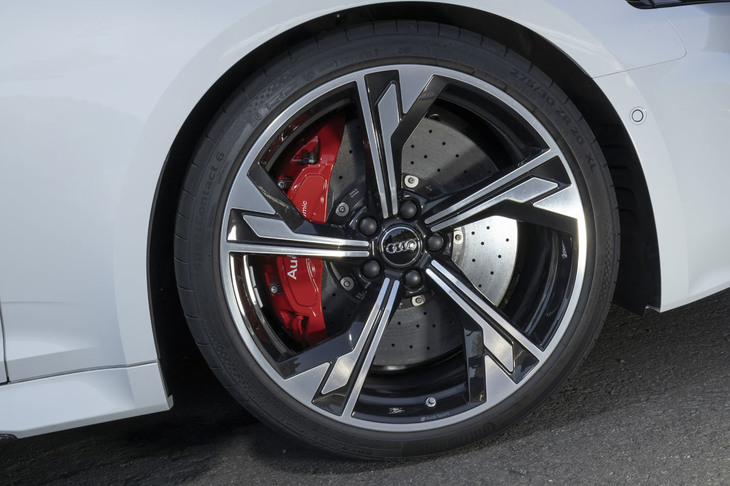 今回の試乗車は275/30ZR20サイズの「コンチネンタル・スポーツコンタクト6」タイヤを装着。オプションとなるセラミックブレーキとカラードブレーキキャリバー（レッド）も選択されていた。