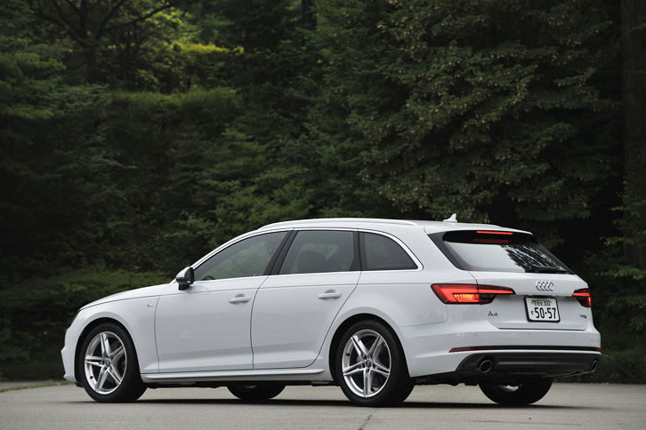 試乗車はより引き締まった足まわりなどを持つ「スポーツ」仕様。車両本体価格は585万円。