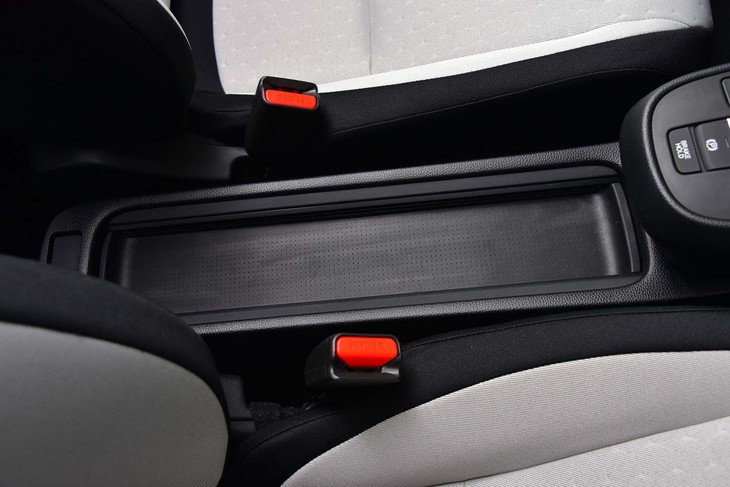 センターコンソールには滑り止め加工が施された大型トレーが備わる。