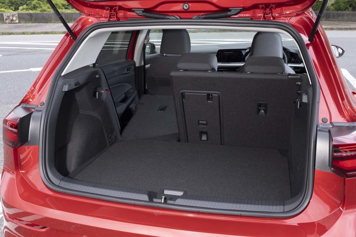 荷室の容量は380～1237リッター。「308」よりは容量が小さいが、先代モデルよりも37リッター増加している。