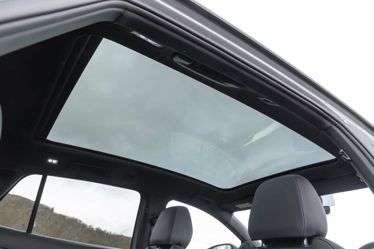 屋根一面を覆うガラスルーフは「プロ ローンチエディション」に標準装備。フロントシートの背もたれが水平近くにまで後傾するため、充電中などに星空を楽しむのがおすすめ。