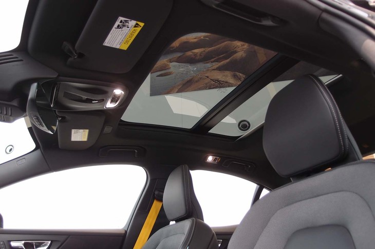 ボルボS60 T8ポールスターエンジニアード（ガラスルーフ）