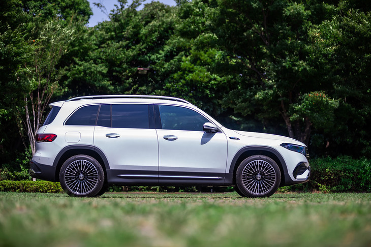 「EQB350 4MATIC」のボディーサイズは全長×全幅×全高＝4685×1835×1705mm、ホイールベースは2830mm。車重は2160kgと発表されている。