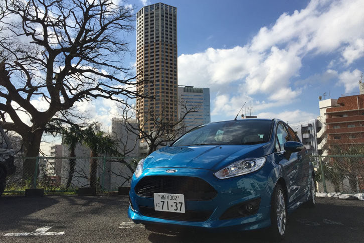 今回の主役は「フィエスタ」。ハニカムデザインの専用アッパー＆ロアーグリルやフォグランプベゼルなどを装着した特別仕様車「フィエスタ1.0エコブースト スポーツアピアランス」である。