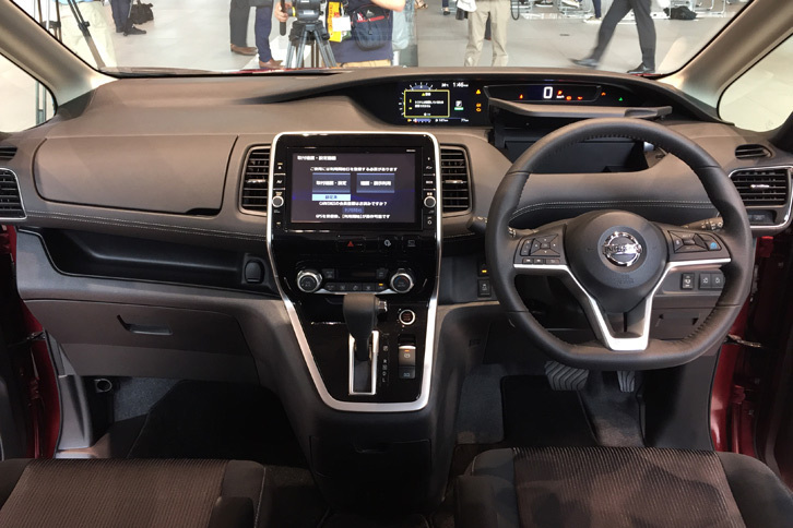 新型「セレナ」のインストゥルメントパネルまわり。