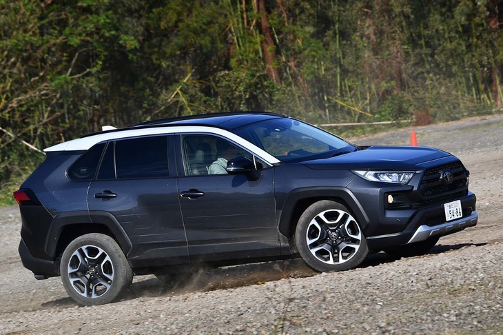 「アドベンチャー」グレードには、前後のトルク配分に加えて、後輪へのトルクを左右独立して制御し安定したコーナリングを実現する「ダイナミックトルクベクタリングAWD」が備わる。