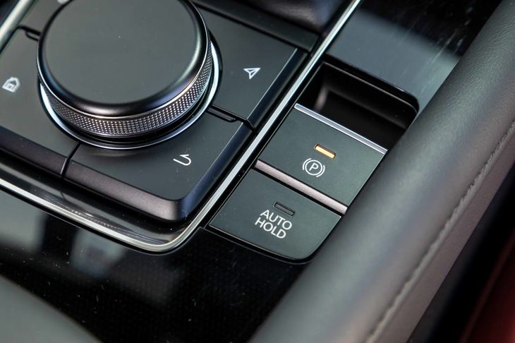 AT仕様、MT仕様を問わず、パーキングブレーキは電気式。一度停車するとブレーキから足を離しても停車状態を保持するオートブレーキホールド機能も備わる。