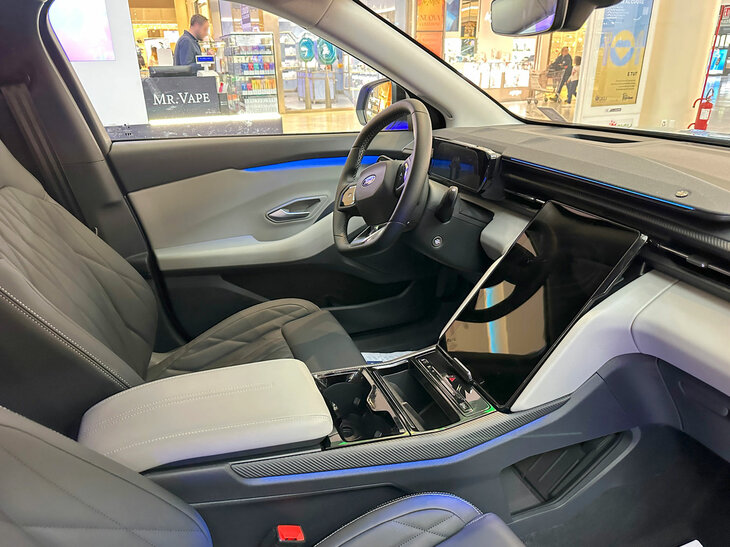 14.5インチディスプレイを備えたダッシュボード。