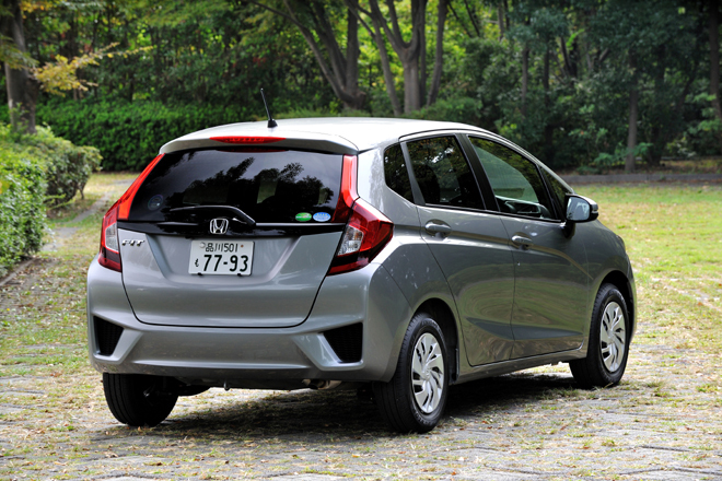 ホンダ・フィット13G・Lパッケージ
    ボディーサイズ：全長×全幅×全高＝3955×1695×1525mm／ホイールベース：2530mm／車重：1020kg／駆動方式：FF／エンジン：1.3リッター直4 DOHC 16バルブ／トランスミッション：CVT／最高出力：100ps/6000rpm／最大トルク：12.1kgm/5000rpm／タイヤ：（前）185/60R15 （後）185/60R15／価格：146万1000円