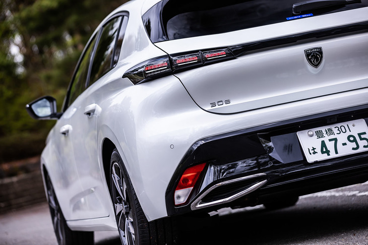 新型「プジョー308」は、ガソリン／ディーゼル／プラグインハイブリッドの、3つのパワートレインをラインナップ。今回は、1.2リッター直3ガソリンエンジン搭載の「アリュール」に試乗した。車両本体価格は305万3000円。