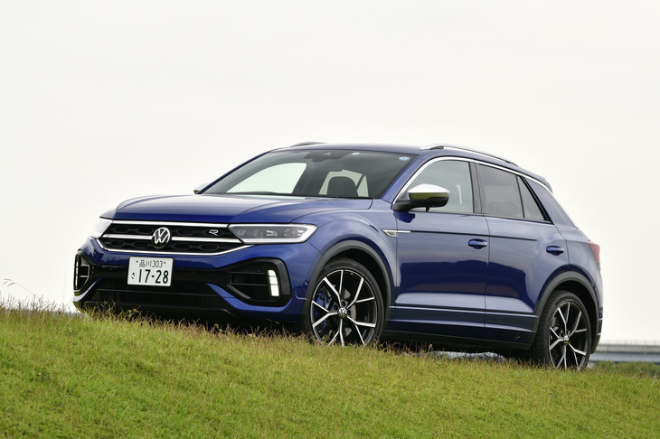 2022年7月にマイナーチェンジモデルの導入が発表されたフォルクスワーゲンのコンパクトクロスオーバーSUV「Tロック」。今回試乗した「TロックR」は導入ラインナップで唯一の四輪駆動車となるハイパフォーマンスモデルで、車両本体価格は626万6000円。