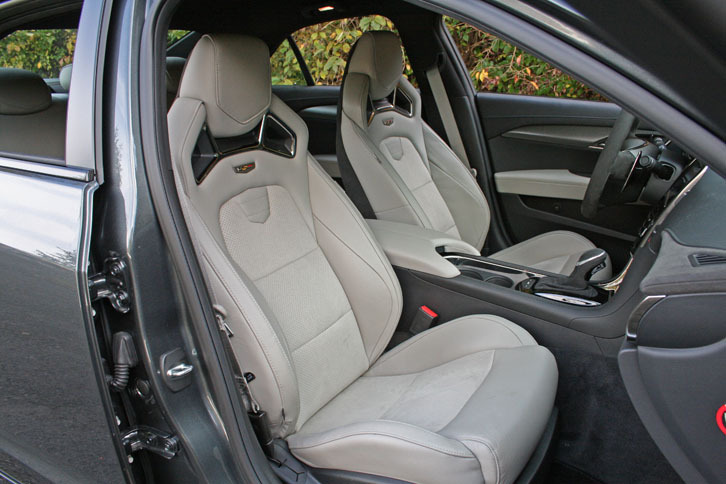 スポーティーなレカロ製16ウェイパフォーマンスシートが標準で備わる。