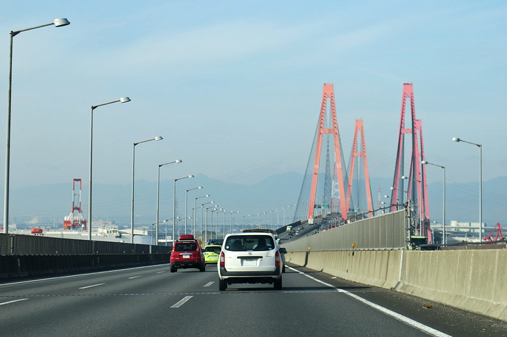 名古屋港を横断する「名港トリトン」のひとつである名港西大橋。ほかに名港東大橋、名港中央大橋がある。いずれもワイヤーを斜めに張った斜張橋なのだが、主塔の形や色が違って、眺めていると結構面白い。