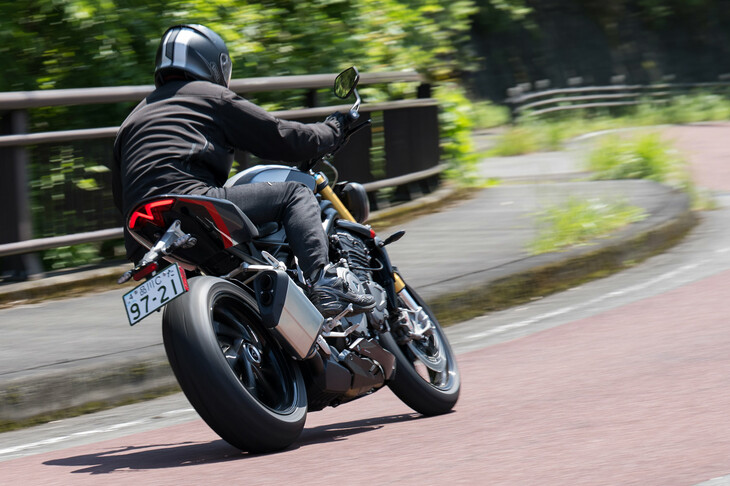 電子制御も足まわりも強化された最新の「スピードトリプル1200RS」だが、乗った印象は、依然として鋭いハンドリングと強烈なエンジンパワーのスリルが勝るというもの。このパフォーマンスを存分に味わうには、やはりサーキットに持ち込むしかないだろう。