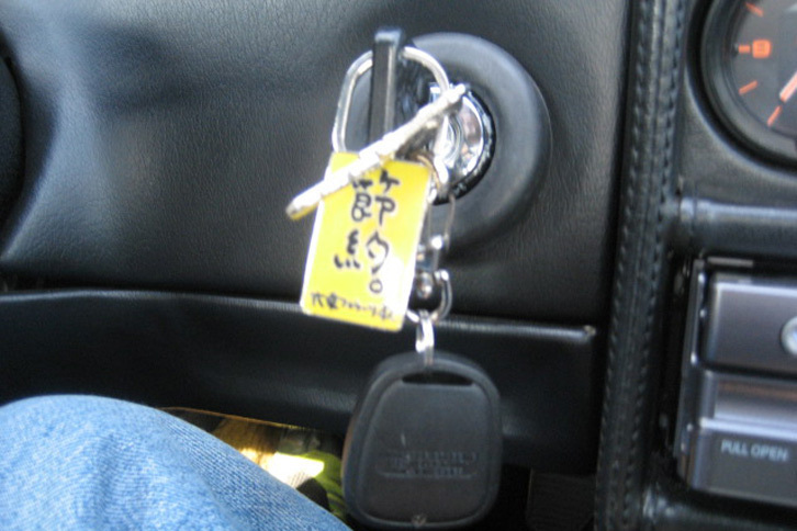 
	大乗フェラーリ教オリジナルの「節約。キーホルダー」。筆者はフェラーリを買うためには日々の節約が大切と説いていた。
	