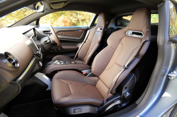 「A110リネージ」にはサベルト製のスポーツシートが装着される。ブラウンレザー仕立てで、シートヒーター付き。