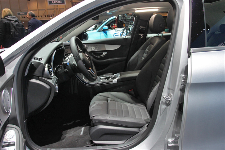 メルセデス・ベンツCクラス ディーゼルPHV（フロントシート）