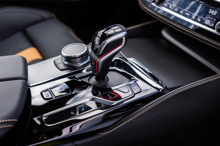 トランスミッションは8段AT。シフトノブの上部に、3つのシフトプログラムから好みのモードを選択できるスイッチを配置している。