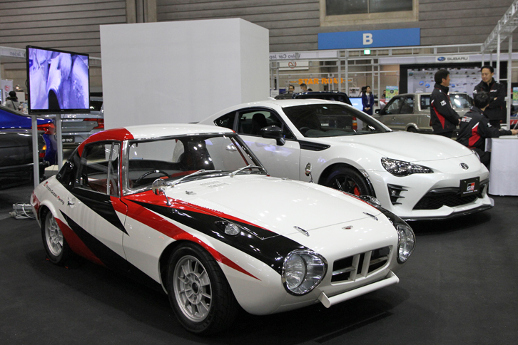ここからはメーカーのブース。トヨタは新たにGRカラーをまとった、1965年デビューの通称ヨタハチこと「トヨタ・スポーツ800」と現行の「86 GR」を展示。いずれも水平対向エンジンを積むという共通項がある。