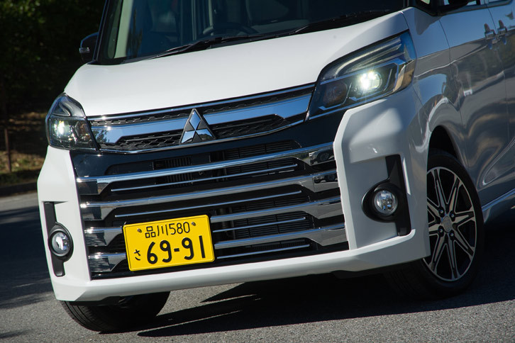 従来モデルから一新された「eKスペース カスタム」のフロントまわり。グリルやバンパーに加え、LEDヘッドランプの意匠も変更された。