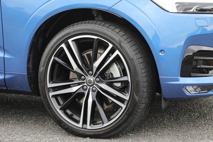 試乗車は前後とも255/40R21サイズの「ピレリPゼロ」タイヤを装着していた。ホイールは「5トリプルスポーク」と呼ばれる「R-DESIGN」専用品となる。