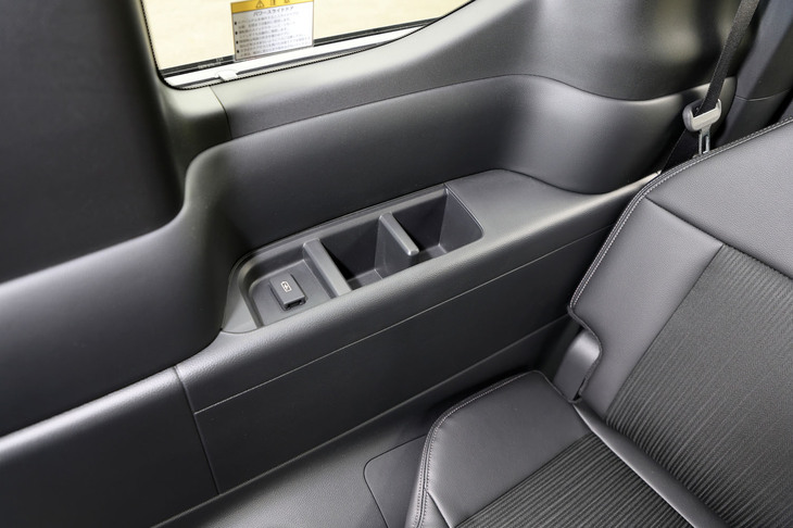 ホンダ・ステップワゴンe：HEVスパーダ（収納、USBポート）