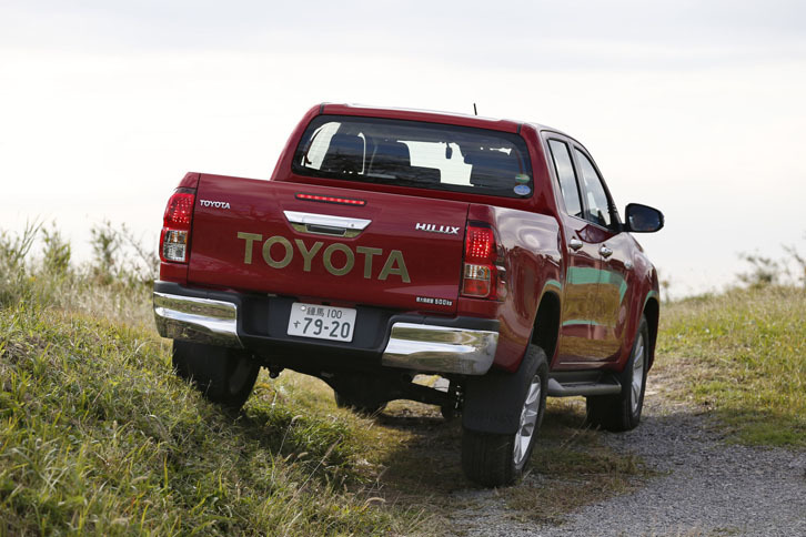 悪路走破性は「ハイラックス」にとって、大きなセリングポイントのひとつ。「アクティブトラクションコントロール」や「ダウンヒルアシストコントロール」といった電子制御システムも備わる。