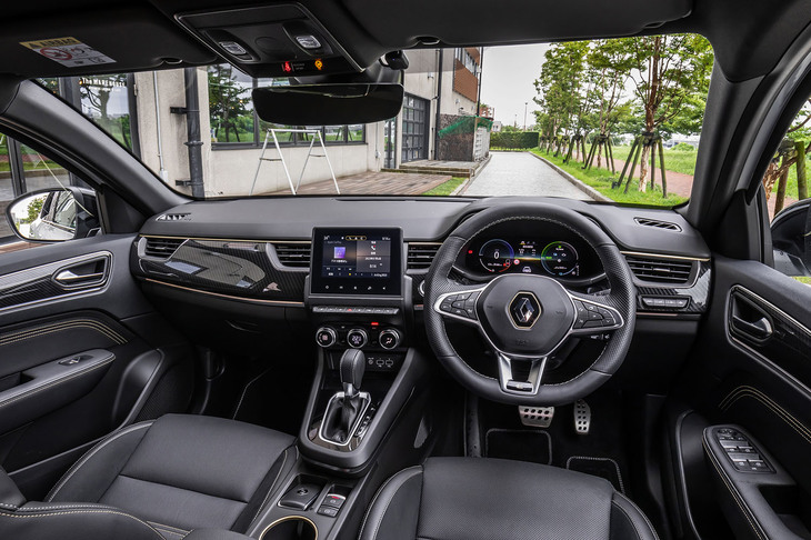 インテリアの基本デザインは既存の「アルカナ」に準じたものだが、ダッシュボードのラインやステアリングホイールのエンブレムまわり、ドリンクホルダーの周囲の各部のステッチなどにウォームチタニウムカラーが採用される。