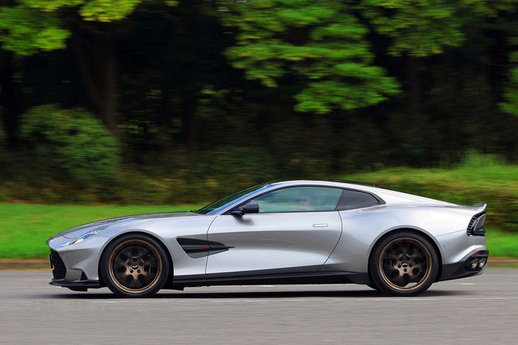 2ドアクーペでありながら、ボディーサイズは全長×全幅×全高＝4850×1980×1290mmと非常に大柄。ロー＆ワイドで、しかもロングなスタイリングを実現している。