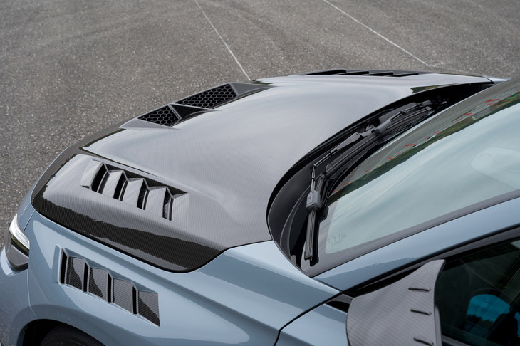 カーボン製のボンネットにはエアアウトレットが設けられており、軽量化に加えて空力性能や冷却性能の向上にも寄与している。