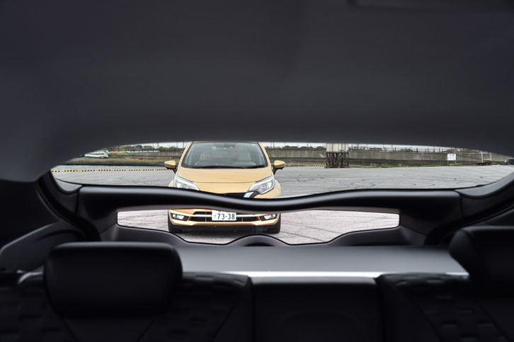 「プリウスPHV」の室内から後方を見た様子。同車のリアウィンドウには特徴的なくぼみがあるものの、後方視界に大きなゆがみは生じない。