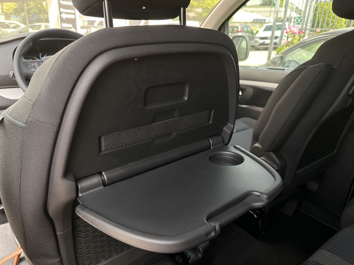 ピクニックテーブルは、航空機のエコノミークラス風である。