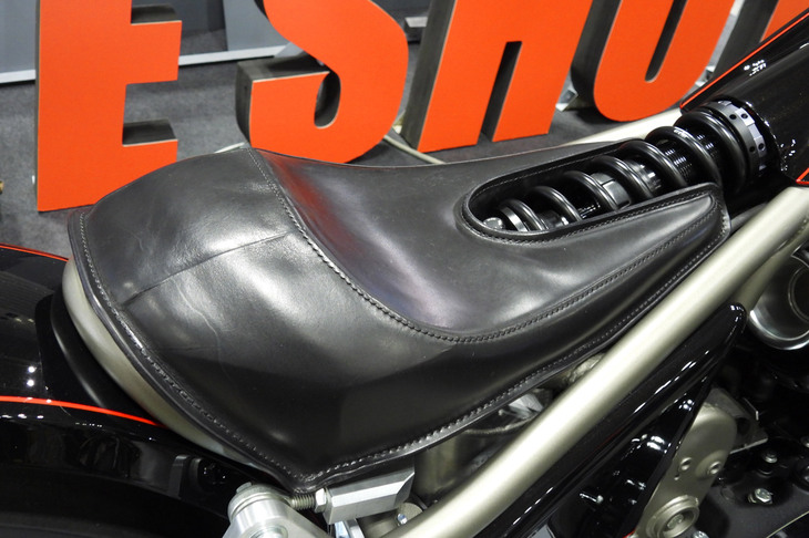 シートの下に入り込むショックユニットに注目。リアサスペンションは相川氏自身が設計したリンク式モノショックで、ショックユニットをシート下に配置しているのだ。