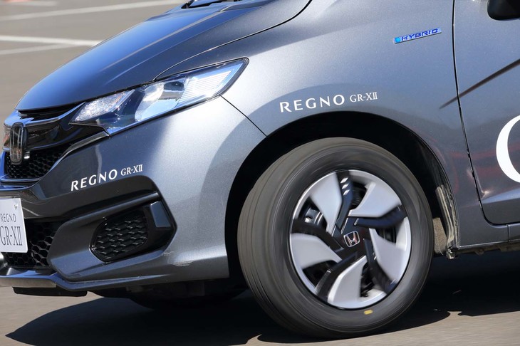 「ホンダ・フィット ハイブリッド」に装着されていた「レグノGR-XII」は185/60R15サイズ。ゴムで作られた段差の乗り越え時には、良好な乗り心地を、スラローム時にはステアリング操作に対する応答性の良さを実感できた。