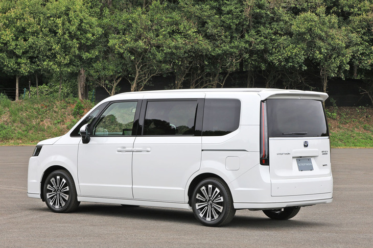 最上級モデルの「スパーダ プレミアムライン」。プラチナ調クロームメッキの外装パーツと、17インチアルミホイールが特徴だ。