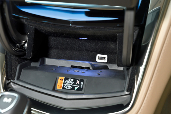 「CTS」の非接触充電システムは、センタークラスター下部の収納スペースに備わる。ちなみに、市販のワイヤレス充電器カバーを装着すれば、お手持ちのスマホを非接触充電システムに対応させることも可能だ。