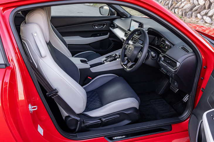 ホールド性を高めた、スポーティーなデザインのシートが採用された新型「プレリュード」のコックピット。水平基調のインストゥルメントパネルや「9インチHonda CONNECTディスプレイ」、スイッチ式のシフトセレクターなどに現代的なトレンドを感じる。
