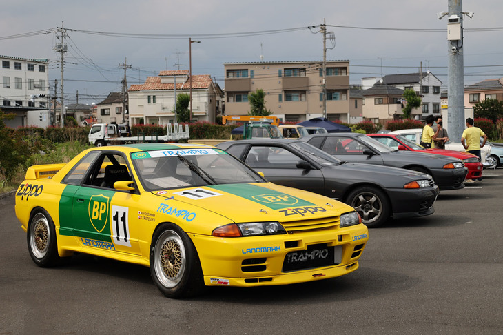 1989年に16年ぶりに復活した「日産スカイラインGT-R」（BNR32）。手前のレーシング仕様は、グループAの最終年度となった1993年の全日本ツーリングカー選手権に横島 久／トム・クリステンセンのドライブで参戦し、最終戦で優勝したホンモノ。