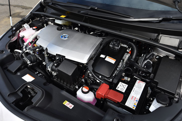 「プリウスPHV」のパワーユニット。1.8リッターのガソリンエンジンは、「プリウス」のものと変わらない。