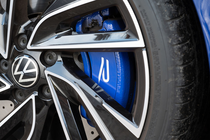 制動性能も強化しており、フロントには先代より1インチ大きな18インチのブレーキシステムを採用。ブレーキポッドなどにアルミニウムを採用することで、大幅な軽量化も実現している。