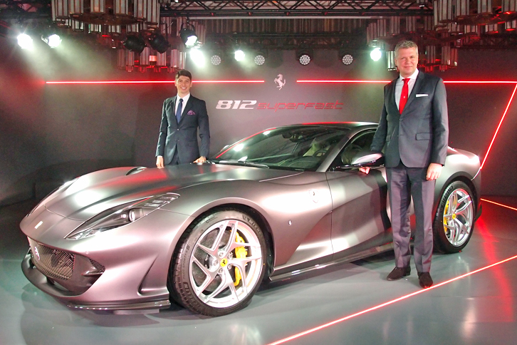 「フェラーリ812スーパーファスト」の披露会にて。フェラーリの極東・中東エリア統括CEO ディーター・クネヒテル氏（写真右）と、フェラーリ・ジャパン＆コリア代表取締役社長のリノ・デパオリ氏（同左）。