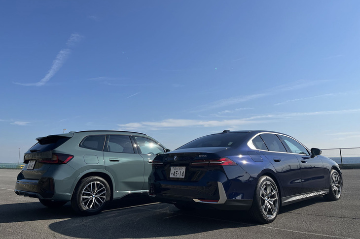 新型「5シリーズ」（写真右）のフォルムはリアピラーから続くリアデッキが後方に傾き、ちょっとだけファストバックっぽく見える。「X1」（写真左）は造形的に、もっと濃口で攻めてほしい。
