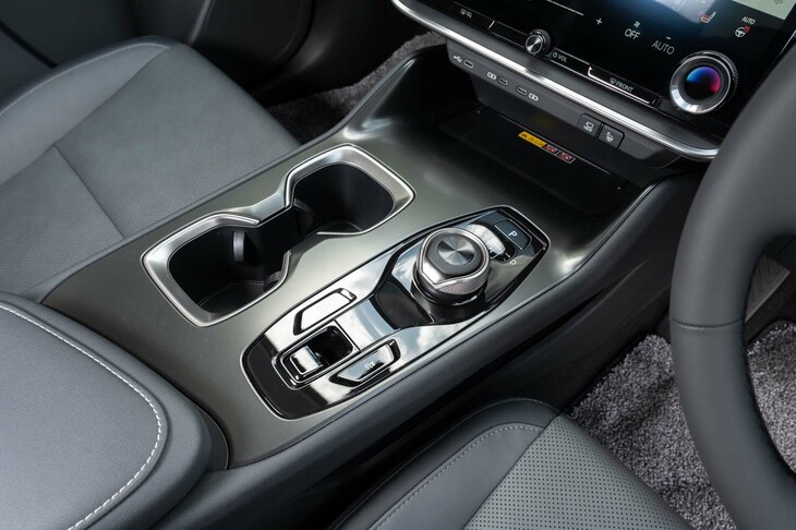 シフトセレクターはダイヤル式。その前方にはスマートフォンの無接点充電器がある。