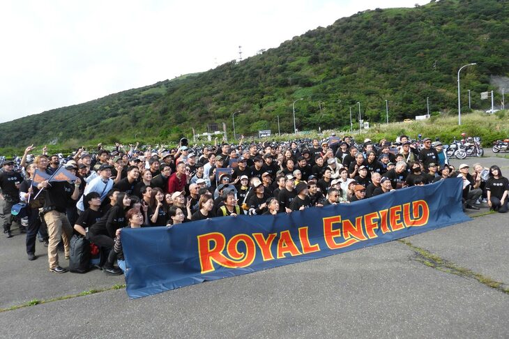 イベントの最後は、恒例の記念撮影。200台以上という参加台数からお察しのとおり、来場したファンやオーナーの数もスゴかった。