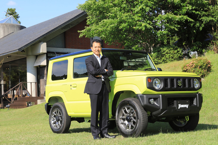 4代目となる新型「ジムニー」と、チーフエンジニアの米澤宏之さん。