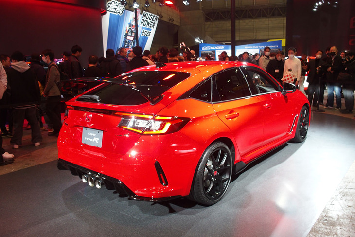 「シビック タイプRレーシングブラックパッケージ」のリアビュー。価格は599万8300円で、2025年1月23日に発売される。