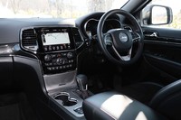 ブラック基調でコーディネートされた「グランドチェロキー トレイルホーク」のインテリア。ガンメタリックやピアノブラックのパネル類でドレスアップされている。