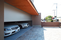 最新モデルのポルティエは最大6.3mの間口幅まで対応可能となる。ちなみにポルティエ（Portier）とはフランス語で屋敷正門の守衛、門番などを意味する。