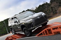 人工的な不整地を走る「LX600“オフロード”」（プロトタイプ）。ほかのグレードよりも小径の18インチホイールが装着されるほか、前後のデフロック機構が備わるなど、悪路の走行を意識した仕様となっている。